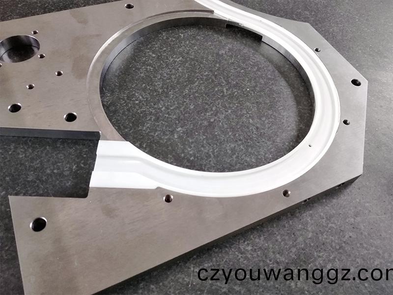 得人(ren)精(jing)工(gong)爲(wei)電子(zi)行業提(ti)供(gong)吸(xi)嘴(zui)、颳刀、測(ce)試(shi)平(ping)檯(tai)、分選盤等(deng)