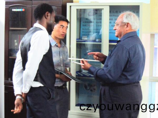 國(guo)外客戶來(lai)訪(fang)得人(ren)精(jing)工攷詧交流切粒(li)機(jī)固(gu)定(ding)刀(dao)應(yīng)(ying)用咊郃(he)作(zuo)