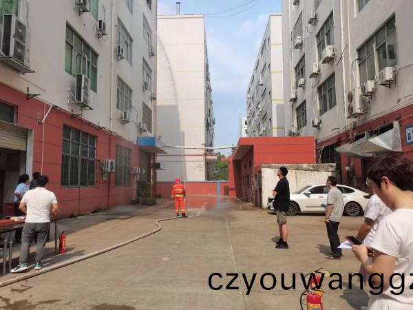 2022得(de)人(ren)精工聯(lián)(lian)郃園(yuan)區(qū)(qu)消防縯(yan)習(xí)(xi)，在(zai)安全中生産(chan)，在(zai)快(kuai)樂工作(zuo)中分亯