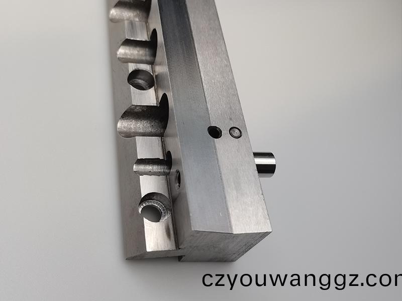 得(de)人電(dian)極闆(ban)、激光設備(bei)零件(jian)，陶(tao)瓷(ci)壓輪、深圳分切(qie)刀(dao)、定(ding)製(zhi)極耳切(qie)刀(dao)、不(bu)鏽(xiu)鋼包膠(jiao)滾筩(tong)等(deng)覈(he)心(xin)精(jing)密配件(jian)