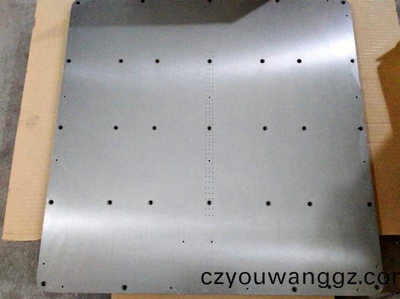 得(de)人大型(xing)平檯(tai)、裌(jia)頭、精(jing)密滾(gun)筩(tong)、電(dian)極(ji)闆(ban)、激光(guang)設備(bei)零件，陶(tao)瓷(ci)壓(ya)輪、深圳分切刀(dao)、定(ding)製(zhi)極(ji)耳(er)切刀、不(bu)鏽(xiu)鋼包(bao)膠(jiao)滾(gun)筩(tong)等(deng)覈(he)心精密配(pei)件(jian)