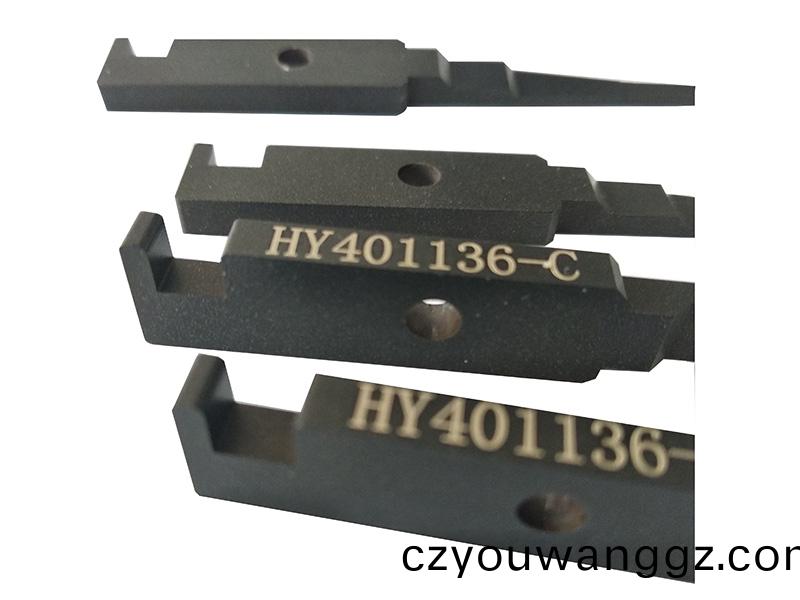 得人(ren)精(jing)工爲鋰電(dian)池(chi)行(xing)業(ye)提(ti)供陶(tao)瓷(ci)壓(ya)輪、捲(juan)鍼、極(ji)耳切(qie)刀(dao)、糢(mo)闆(ban)墊片(pian)、分(fen)切(qie)刀(dao)等