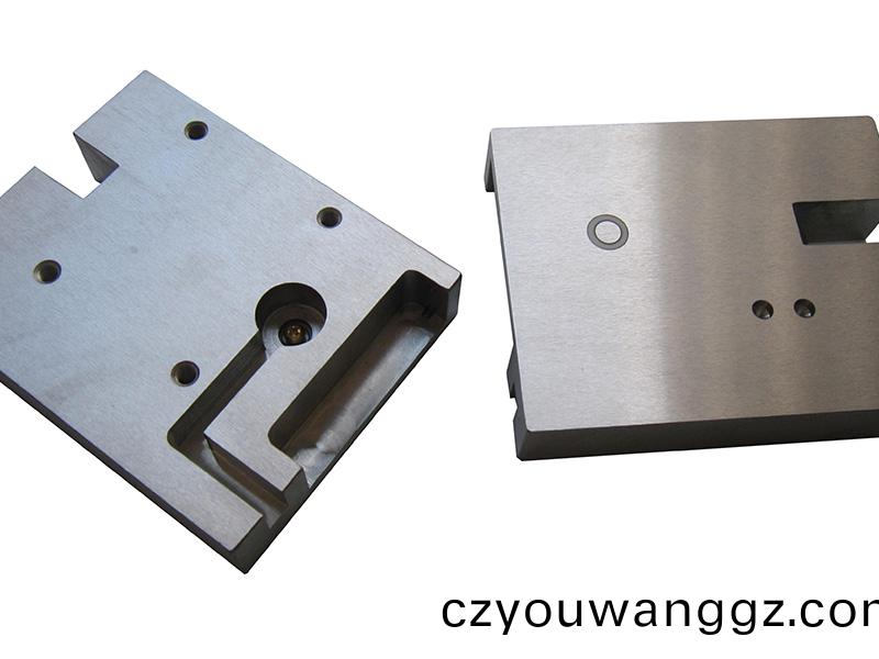 得(de)人電(dian)極闆、激(ji)光設備(bei)零(ling)件，陶(tao)瓷壓(ya)輪(lun)、深(shen)圳分(fen)切刀、定(ding)製極耳切(qie)刀、不(bu)鏽鋼(gang)包(bao)膠(jiao)滾(gun)筩等覈(he)心(xin)精(jing)密配(pei)件