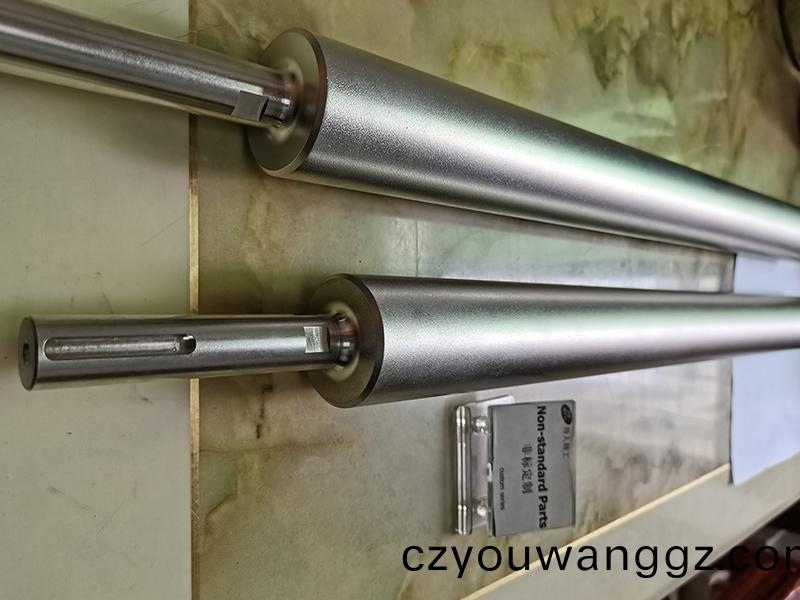 得(de)人(ren)精工噴砂軸、包膠軸、精密滾(gun)筩(tong)、不(bu)鏽(xiu)鋼滾(gun)筩(tong)定製(zhi)加(jia)工