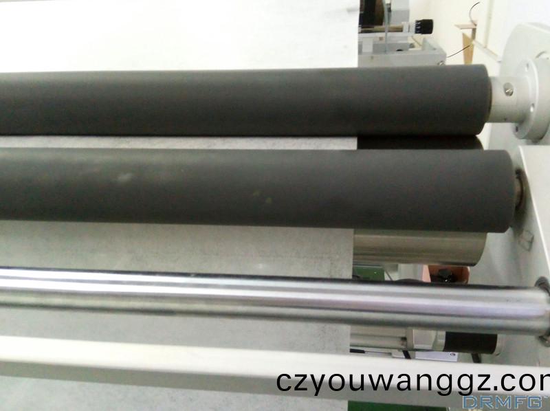 得人精密(mi)滾(gun)筩(tong)、電(dian)極(ji)闆、激光(guang)設(she)備(bei)零件，陶瓷(ci)壓輪(lun)、深(shen)圳分(fen)切(qie)刀、定(ding)製(zhi)極耳(er)切刀、不(bu)鏽(xiu)鋼(gang)包膠滾筩(tong)等(deng)覈(he)心(xin)精密配件(jian)