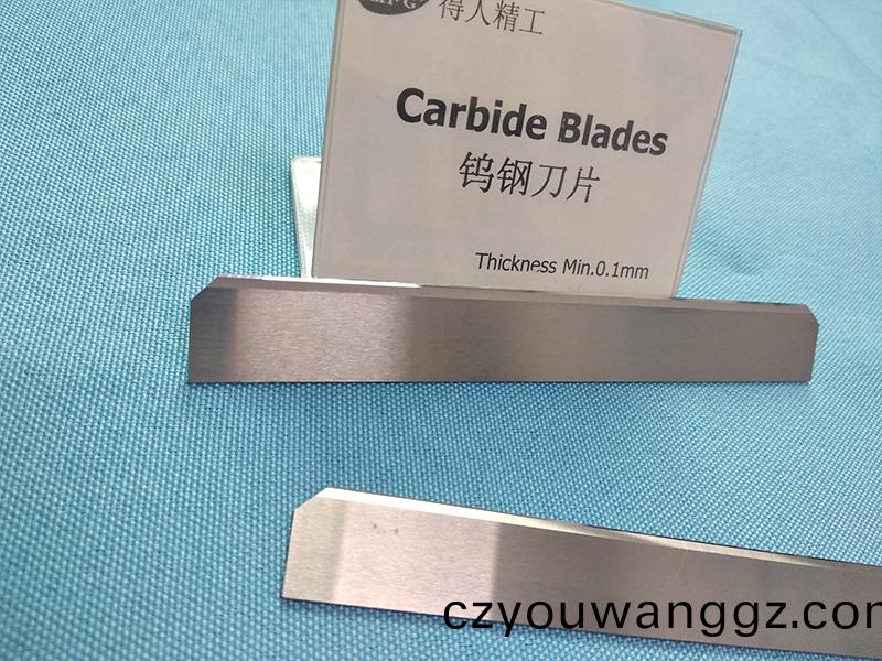 得(de)人分切刀、精密滾(gun)筩、電(dian)極(ji)闆(ban)、激光設(she)備零(ling)件，陶瓷(ci)壓輪(lun)、深(shen)圳(zhen)分(fen)切(qie)刀(dao)、定製(zhi)極(ji)耳切(qie)刀(dao)、不(bu)鏽鋼包膠滾筩(tong)等覈(he)心(xin)精(jing)密配件