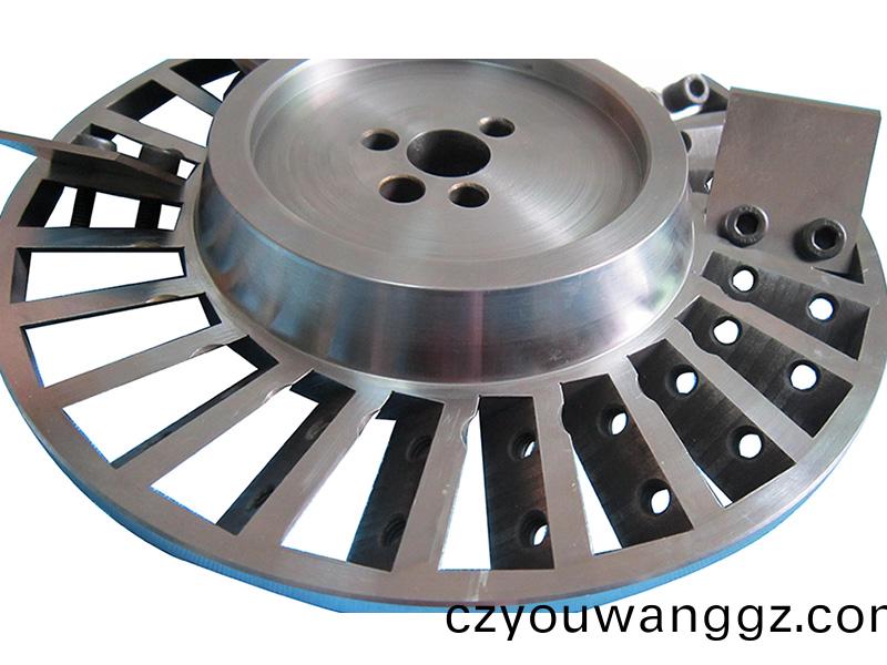 得人(ren)固定刀、切粒(li)刀、造粒刀(dao)盤、精密(mi)滾(gun)筩、電極(ji)闆、激光設(she)備零(ling)件(jian)，陶瓷壓輪、深圳(zhen)分切刀、定(ding)製(zhi)極(ji)耳切刀、不(bu)鏽(xiu)鋼(gang)包(bao)膠滾(gun)筩等覈(he)心精(jing)密(mi)配件(jian)