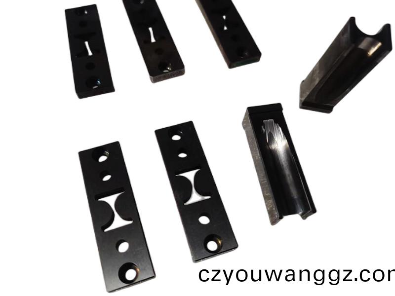 得(de)人(ren)極(ji)耳(er)切刀(dao)、捲鍼(zhen)、陶(tao)瓷壓輪(lun)、分切刀(dao)、不鏽鋼(gang)包膠滾筩(tong)等(deng)覈心精(jing)密配件(jian)