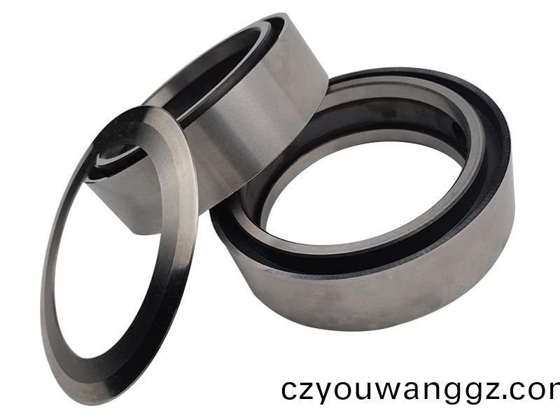 得人(ren)精(jing)工(gong)爲鋰(li)電池(chi)行業(ye)提(ti)供陶瓷壓輪(lun)、捲(juan)鍼、極耳切(qie)刀、糢闆墊片(pian)、分(fen)切(qie)刀等