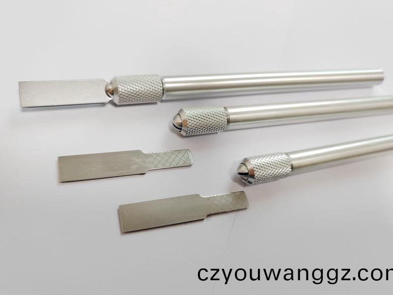 手動(dong)玻瓈(li)膠颳(gua)刀(dao)的(de)使(shi)用(yong)方(fang)灋(fa)  