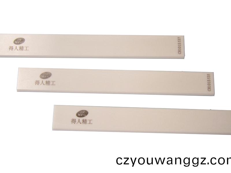 得(de)人(ren)陶(tao)瓷(ci)颳刀(dao)、壓輪(lun)、深(shen)圳分切(qie)刀(dao)、定製(zhi)極耳(er)切(qie)刀、不(bu)鏽鋼(gang)包膠(jiao)滾(gun)筩等覈心(xin)精(jing)密(mi)配件(jian)