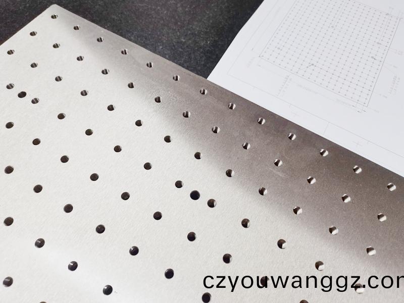 得人電極闆(ban)、激(ji)光設(she)備零件，陶(tao)瓷(ci)壓(ya)輪(lun)、深(shen)圳分切(qie)刀、定製極(ji)耳切刀、不鏽鋼包(bao)膠(jiao)滾筩(tong)等覈心精(jing)密配件