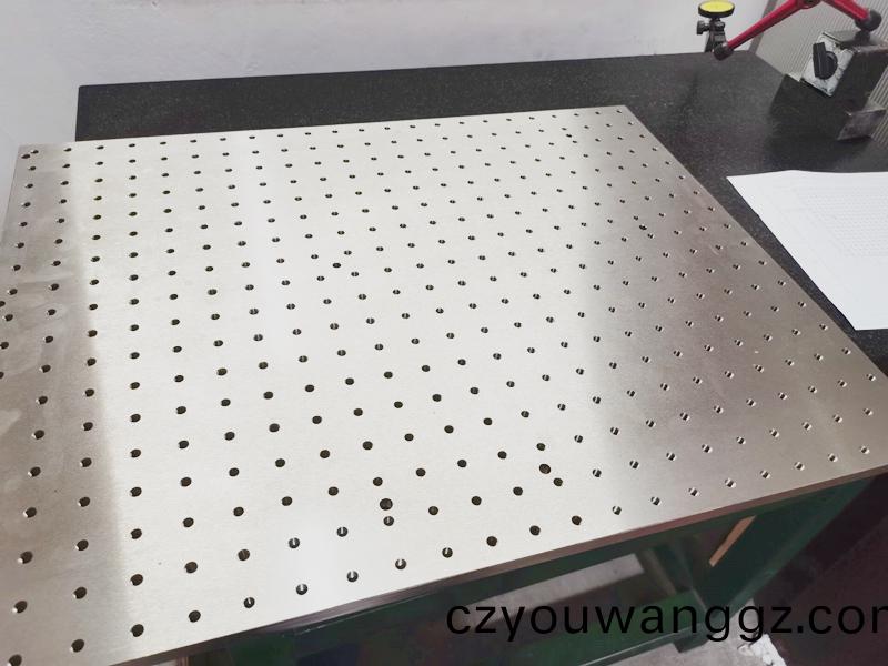 陶瓷吸(xi)盤(pan)，得人(ren)精(jing)工陶(tao)瓷零件，陶瓷真空吸(xi)盤(pan)